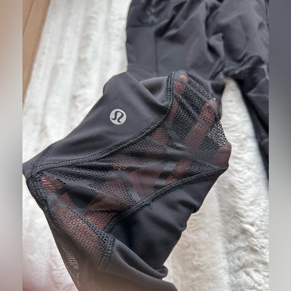 Lululemon 7/8 legging with adjustable waist band Black with floral mesh Size 6 - Picture 3 of 4